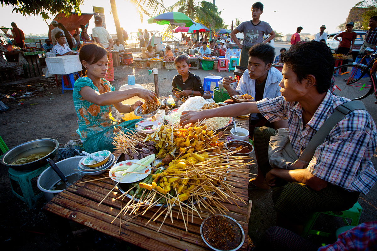 Жителей который также был в. Мьянма еда. Мьянма национальное блюдо. Бирманская еда. Уличная еда в Индии.